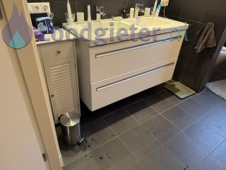 Loodgieter Wastafel Lekkage onder de wastafel vandaan