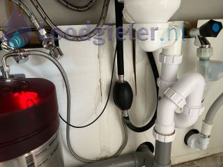 Loodgieter Lekkage gootsteen Lekkage onder de gootsteen