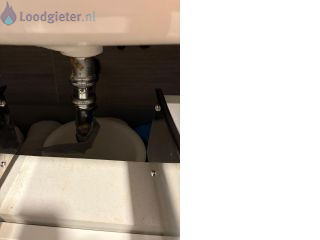 Loodgieter wastafel sifon vervangen Zwanenehals wastafel vervangen en badrand kitten