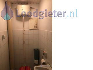 Loodgieter lekkage stortbak Lekkage hoog hangende stortbak