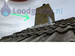 Loodgieter Lood- en Zinkwerk Lood rondom de schoorsteen losgekomen