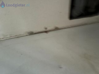 Loodgieter Lekkage afvoer Lekkage afvoer in het gootsteenkastje