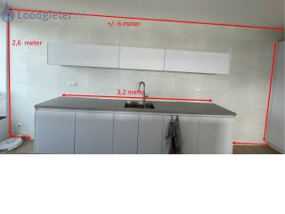 Loodgieter Bonkende waterleiding Bonk in waterleiding en kitten keuken achter wand